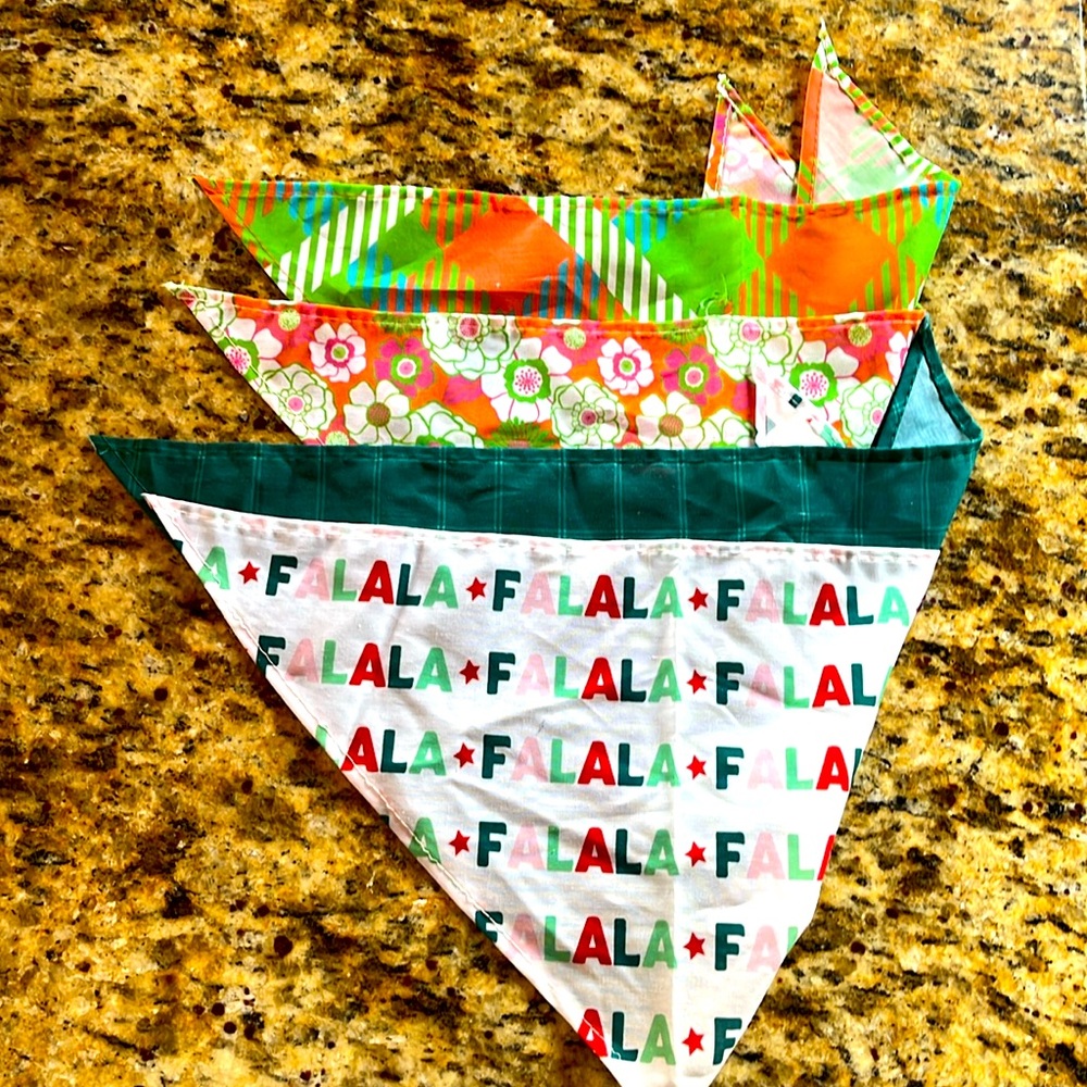 4 bandanas size M 🐕
